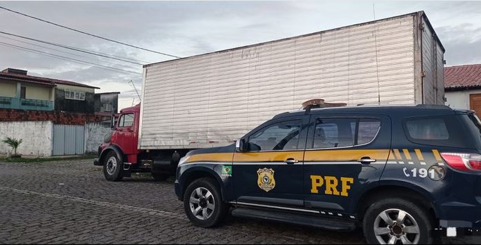 PRF prendeu um homem por dirigir uma carreta com a carteira nacional de habilitação (CNH) falsificada / Foto: divulgação