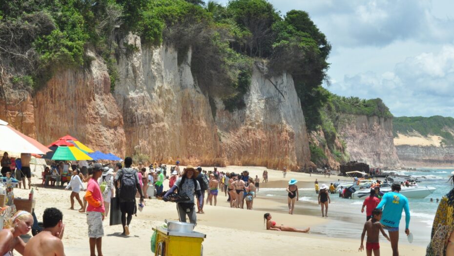 Tibau do sul inicia cobrança de taxa para passeios de quadriciclo e jipes | notícias do rio grande do norte Pipa, em Tibau do Sul, é principal ponto turístico do município. Foto: José Aldenir/Agora RN