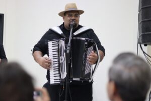 Apresentação do músico macaibense Robertinho do Acordeon na inauguração do Escritório Social - Foto: Edeilson Morais\Assecom-PMM 
