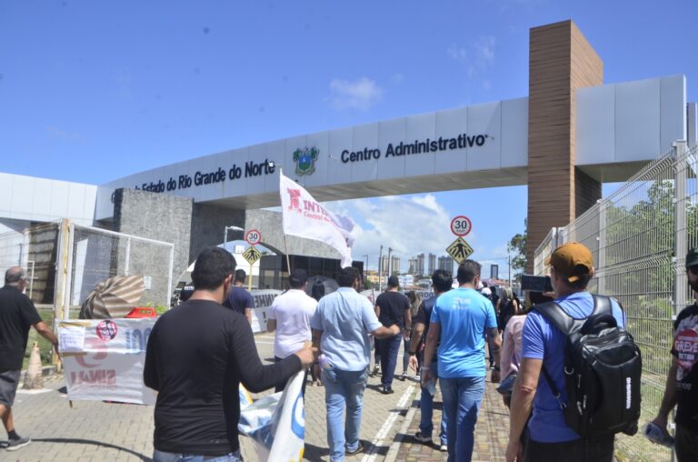 Servidores do Detran-RN caminharam do MidWay Mall até a GoveRio Grande do Norteadoria – Foto: José Aldenir/Agora RN