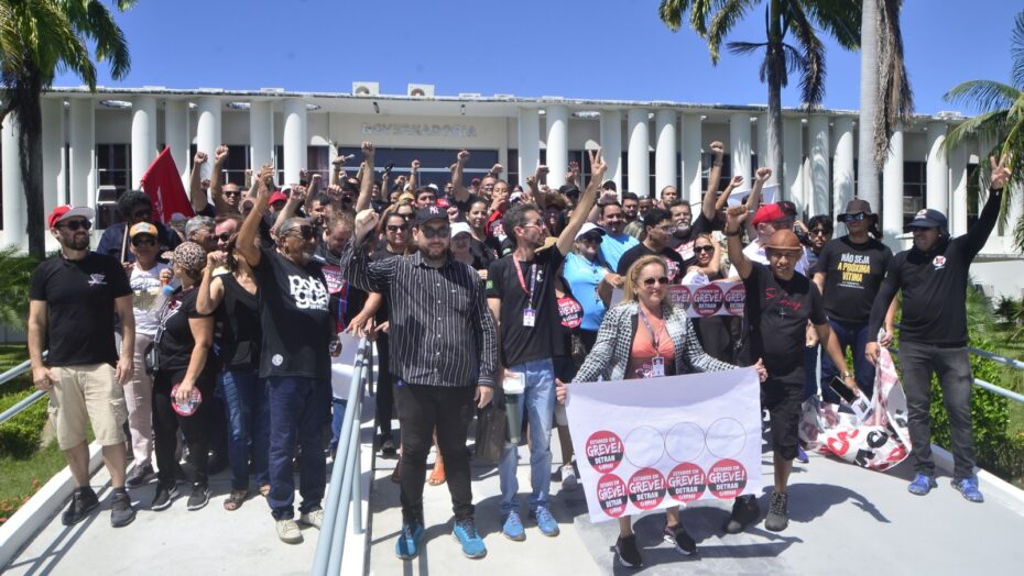 Servidores do Detran, caminharam do Mid Way , até a goveRio Grande do Norteadoria - Foto: José Aldenir/Agora RN