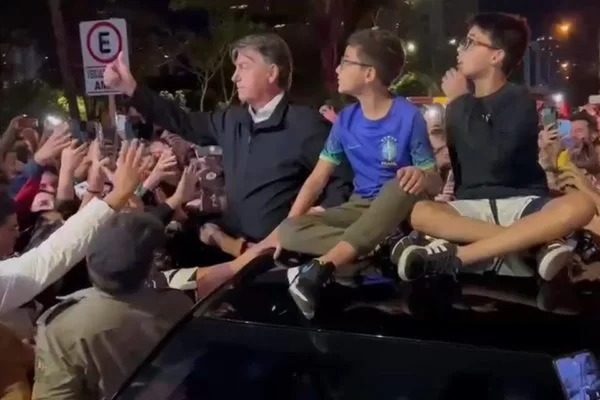 Bolsonaro foi recebido por uma aglomeração de apoiadores ao sair de uma clínica de odontologia | Foto: Reprodução