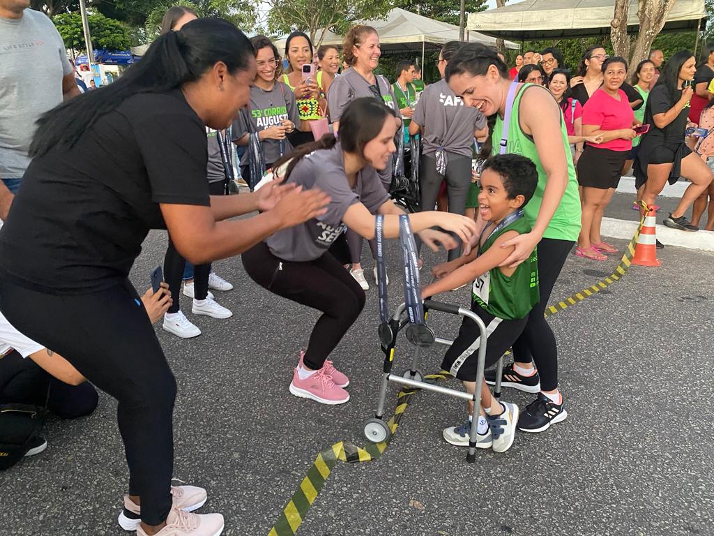 A corrida contou a com a participação de 100 crianças do Instituto Santos Dumont - Foto: Fábio Cortez e Edeilson Morais