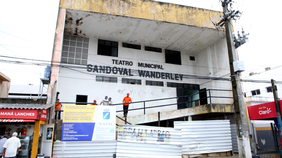 Fiscalização no Teatro Sandoval Wanderley foi conduzida com a equipe técnica da Prefeitura em busca de informações sobre a obra - Foto: Elpídio Jr. / CMNat