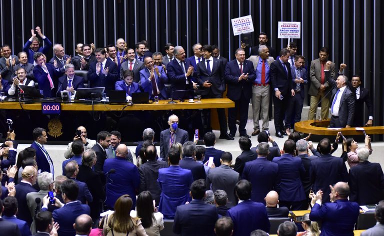 Deputados na sessão plenária que aprovou a Reforma Tributária | Foto: Zeca Ribeiro/Câmara dos Deputados