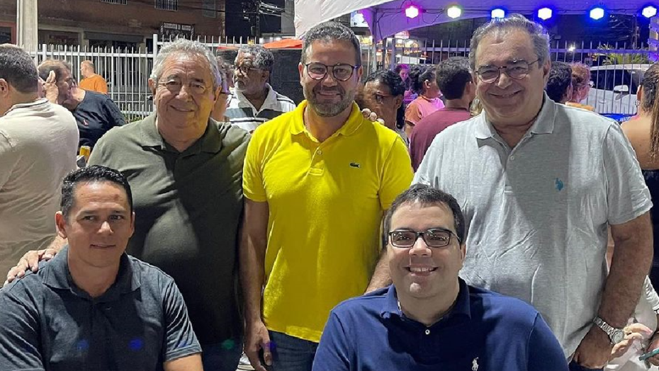 Álvaro Dias posa para foto ao lado de Irapoã Nóbrega e vereadores. Foto: Reprodução/Redes sociais