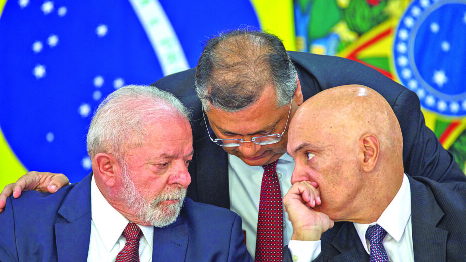 Presidente Lula com ministros Flávio Dino (Justiça) e Alexandre de Moraes (STF). Foto: Joedson Alves/Ag. Brasil