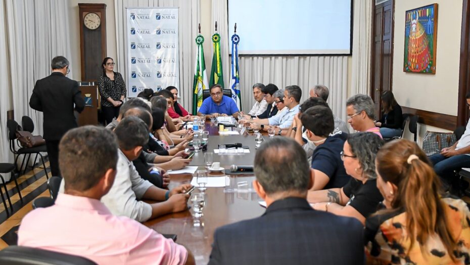Prefeito Álvaro Dias reunido com dirigentes do Sinte-RN na última segunda - Foto: joana lima / prefeitura do Natal
