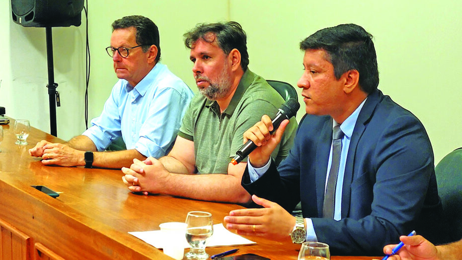 Diretor do Idema, Leon Aguiar, ao lado dos secretários Thiago Mesquita (Semurb) e Carlson Gomes (Infraestrutura). Grupo falou sobre a engorda. Foto: Danny Nunes