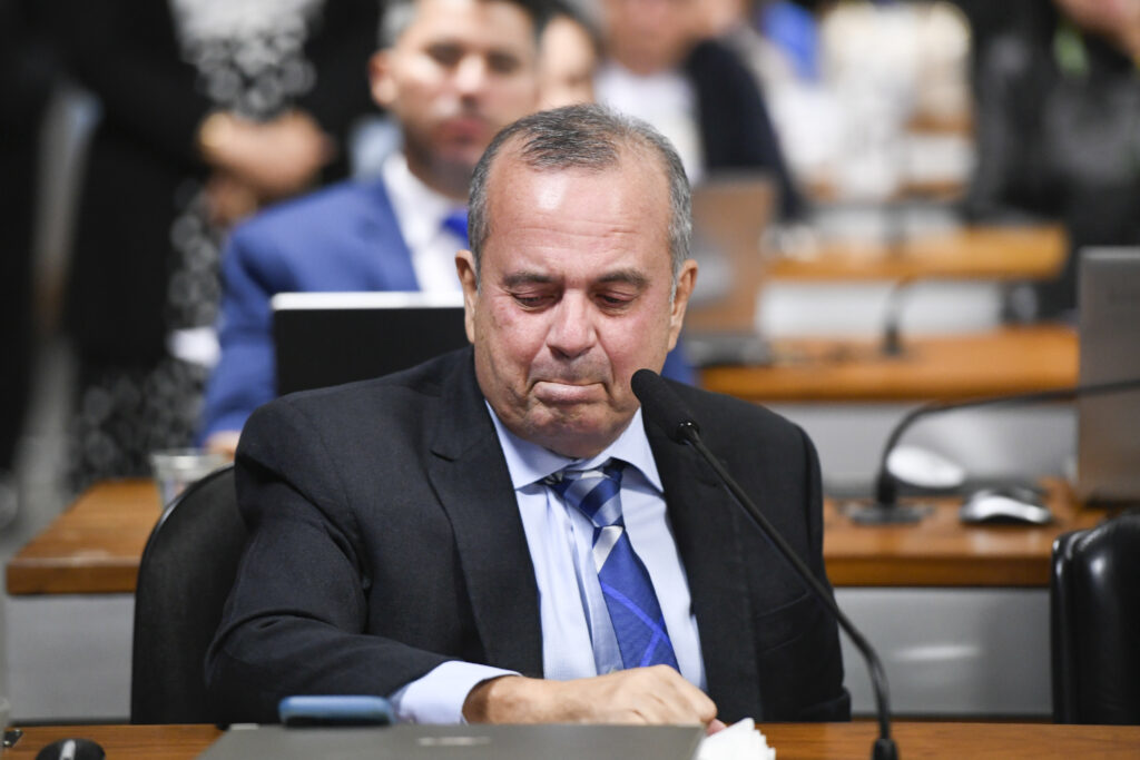 Senador Rogério Marinho (PL) chora por golpistas que ainda seguem presos. Foto Roque de Sá/Senado
