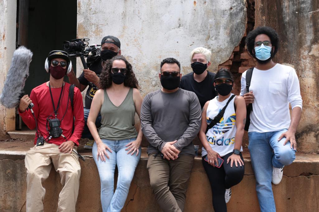 Equipe que participa da produção do documentário sobre Valdetário Carneiro caraubense – Foto: Divulgação