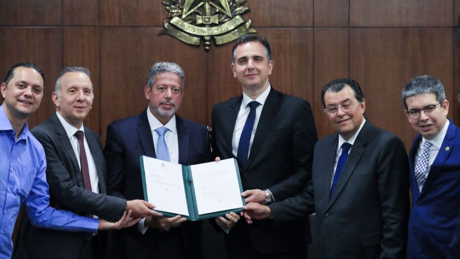 Presidente do Senado, Rodrigo Pacheco, recebendo do presidente da Câmara, Arthur Lira a PEC que trata da reforma tributária | Foto: Lula Marques/Agência Brasil