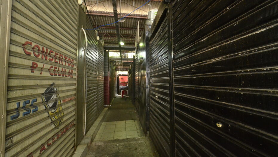 Comércio popular da Cidade Alta convive com portas fechadas e baixíssima circulação de consumidores / Foto: José Aldenir