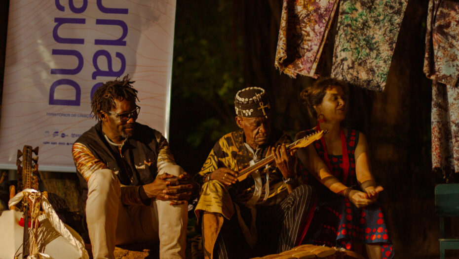 Música e contação de história de burkina faso celebram 20 anos da casa mãe terra no parque das dunas | notícias do rio grande do norte Música e contação de história de Burkina Faso celebram 20 anos da Casa Mãe Terra no Parque das DunasFrançois Bamba, Konombá e Laura - Foto: Kiara Sakura