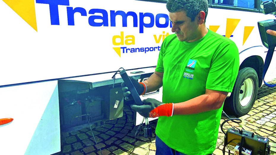 Fetronor realizou ação de demonstração de aferição veicular em Natal em microônibus da empresa Trampolim da Vitória