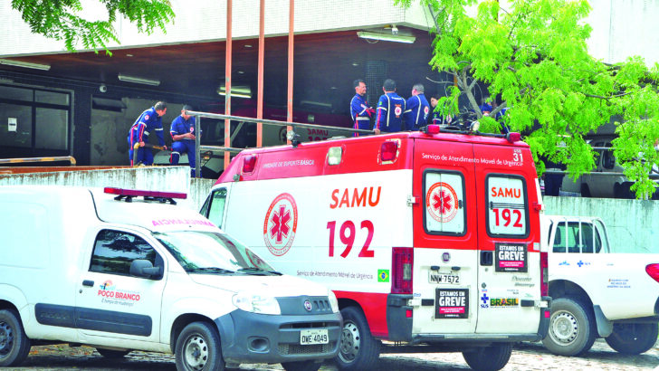 Ambulâncias e profissionais do Samu na frente do hospital Walfredo Gurgel - Foto: José Aldenir / Agora RN