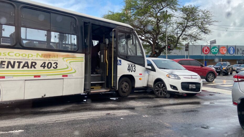 Acidente entre carro e ônibus, Av. Roberto Freire. Foto: Douglas Lemos/Agora RN