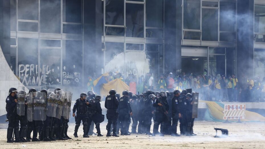 Manifestantes invadem Congresso, STF e Palácio do Planalto. operação