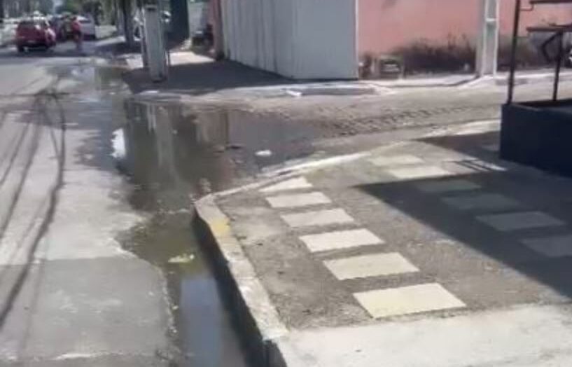 Caern se mostra incapaz de evitar despejo de esgoto em avenida de Natal; veja vídeo