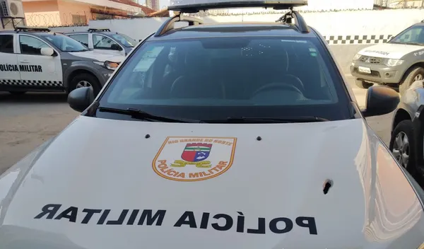Veículo da pmrn é atingido por criminosos após tiroteio em mãe luiza | notícias do rio grande do norte Veículo da PM é atingido durante fuga de criminosos / Foto: PMRN