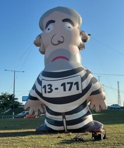 Manifestantes ergueram em Natal o Pixuleco, boneco que faz referência a Lula | Foto: Reprodução 