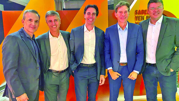 Em pose para a coluna, os executivos da Moura Dubeux: Fernando Amorim, Homero Moutinho, Diego Villar, Gustavo Dubeux e Wescley Magalhães. Foto: Reprodução.