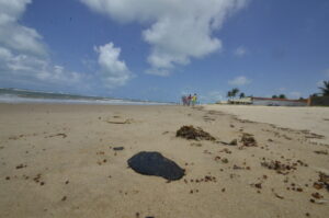 Marinha e Ibama recolheram amostras de óleo. Foto: José Aldenir/ AGORA RN