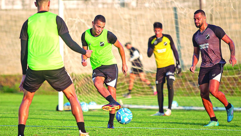 Jogadores do ABC durante treino na semana que antecede partida decisiva. Foto: Rennê Carvalho/ABC
