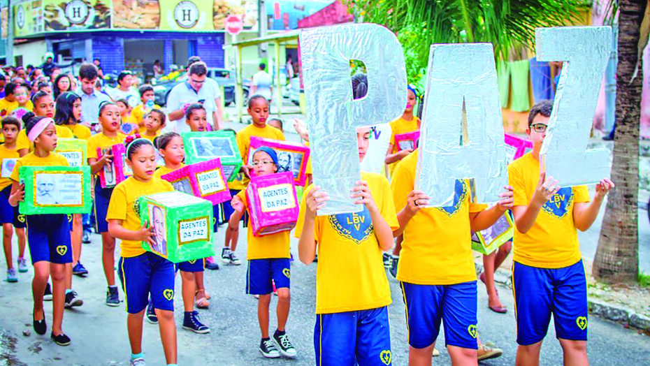 Iniciativa reúne crianças, adolescentes e idosos que recebem assistência da LBV para dizer “não” à violência - Foto: Divulgação