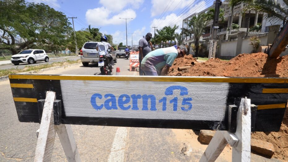 Caern já está no trecho realizando o serviço de reparo no vazamento. Foto: José Aldenir/Agência Brasil