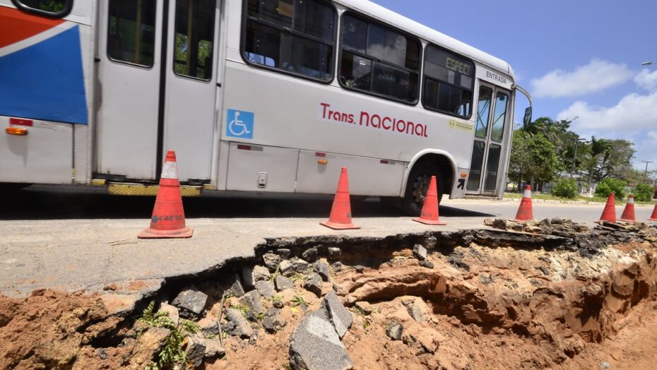 Cratera na principal via da zona Norte é causada por vazamento de água da CaeRio Grande do Norte. Foto: José Aldenir/Agora RN