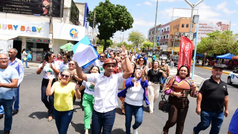 Allyson bezerra vai a pé até a câmara municipal para protocolar reajuste de servidores; veja vídeo | notícias do rio grande do norte Prefeito Allyson Bezerra em percurso para Câmara / Foto: Célio Duarte