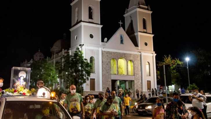 Fiéis acompanham a peregrinação de Santa Luzia pelas ruas de Mossoró