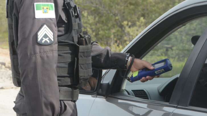 Em 2023, a Operação Lei Seca conduziu 355 pessoas à delegacia, marcando um recorde de prisões em oito anos; ação contribuiu significativamente para a redução no número de acidentes fatais / Foto: José Aldenir
