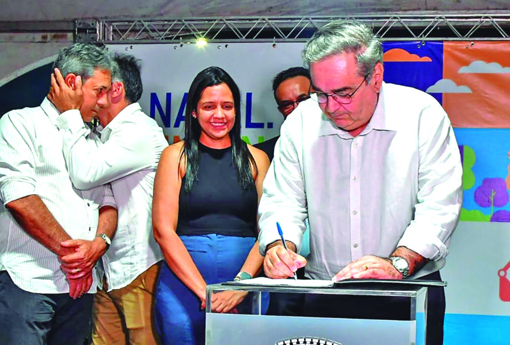 Álvaro Dias, prefeito de Natal, assina ordem de serviço que permite início da construção do Pontilhão de Cidade Nova - Foto Joana Lima