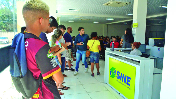 Trabalhadores aguardam na fila para serem atendidas no Sine, em Natal / Foto: José Aldenir