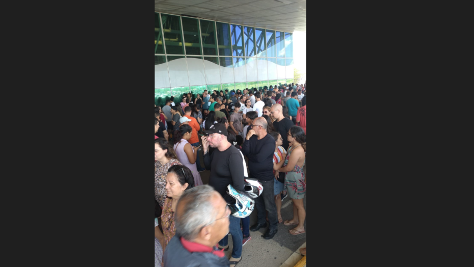 Mutidão já toma conta da Base Aérea de PaRio Grande do Norteamirim para pegar lentes e ver eclipse. Foto: AGORA RN