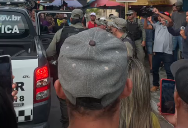 População se aglomerou em frente à loja em Parnamirim. Foto: Reprodução.