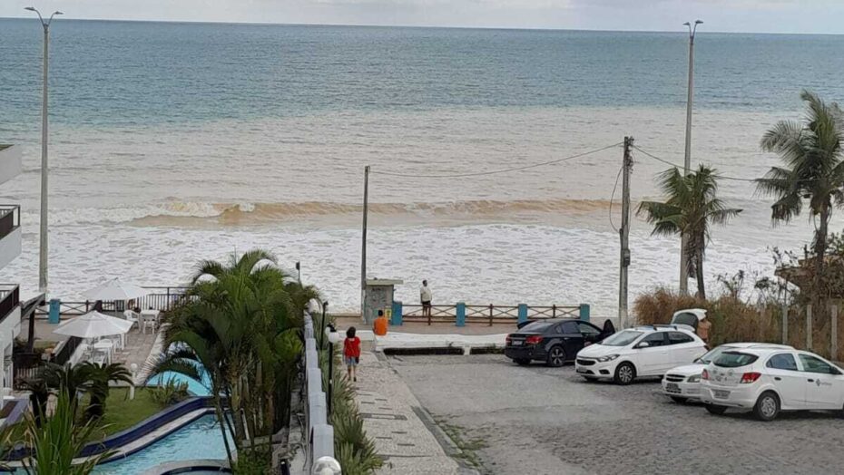Mancha marrom apareceu na Praia de Ponta Negra. Foto: Bruno Palovski.