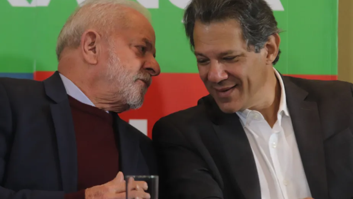 Lula e Haddad conversando. Foto: Yuri Murakami/TheNews2/Agência O Globo.
