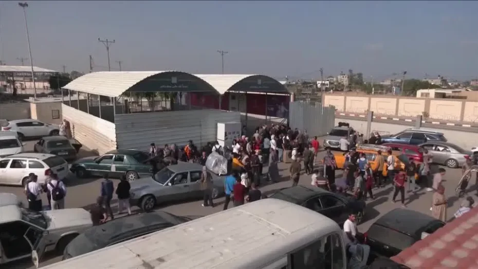 brasileiros Multidão aguarda na fronteira de Rafah, em Gaza, antes das evacuações esperadas Reuters2023 11 01T072543Z 1 LOP464101112023RP1 RTRMADP BASEIMAGE 960X540 ISRAEL PALESTINIANS RAFAH