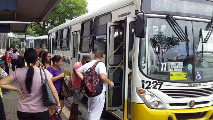 Passageiros subindo em ônibus. Foto: STTU.