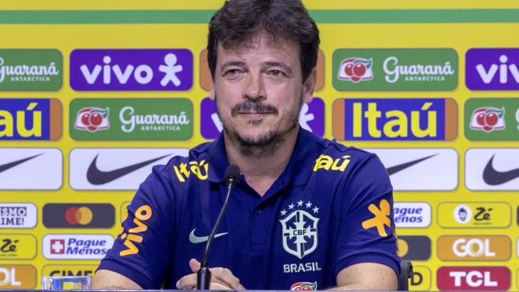 Fernando Diniz, técnico da seleção brasileira, anuncia convocados da seleção para enfrentar Colômbia e Argentina. Foto: CBF.