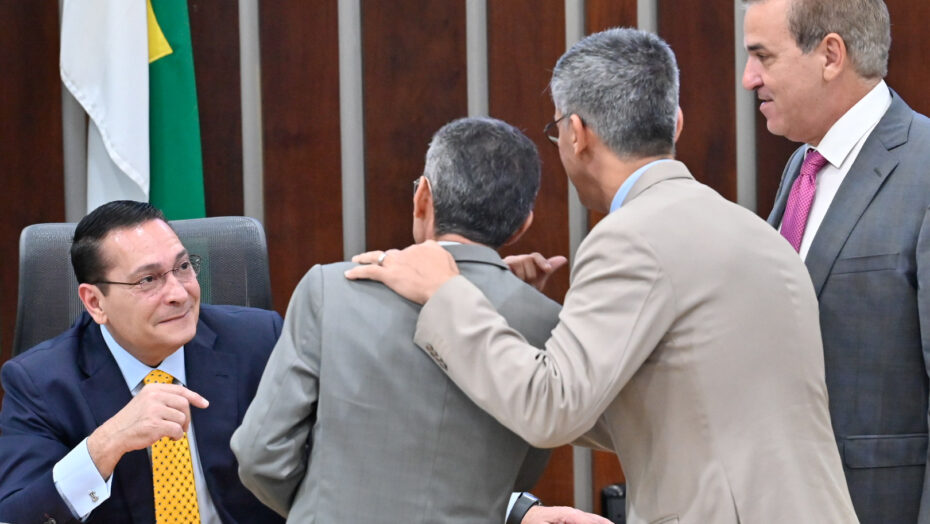 Deputados Ezequiel Ferreira, Francisco do PT, Coronel Azevedo e Luiz Eduardo conversam no plenário da Assembleia - Foto: Eduardo Maia / ALRN