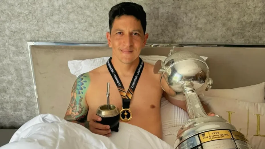 Germán Cano com a taça da Copa Libertadores / Foto: Reprodução/Instagram