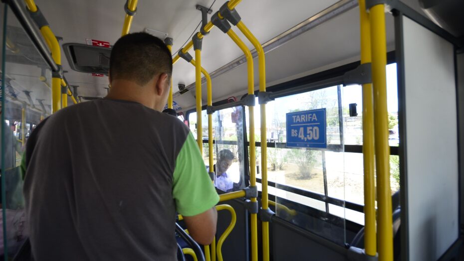 Nova tarifa de ônibus entra em vigor em natal, e vereadora aciona justiça | notícias do rio grande do norte Usuários começaram a pagar mais caro pelo serviço de transporte em Natal nesta segunda-feira (13) - Foto: José Aldenir / Agora RN