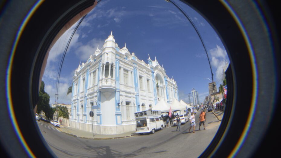 Palácio Felipe Camarão, sede da Prefeitura do Natal, com protesto na frente - Foto: José Aldenir / Agora RN