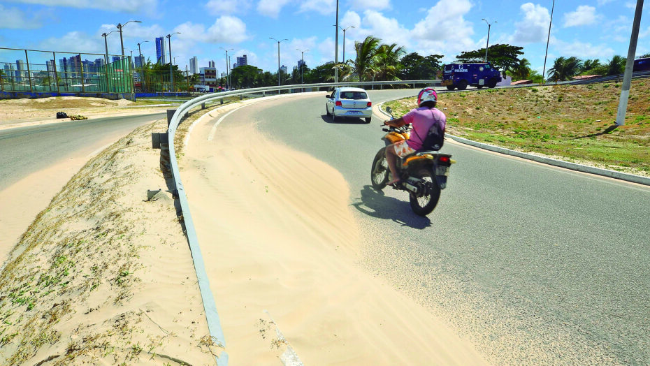 Areia invade pista do viaduto de Santos Reis e coloca motoristas em risco - Foto: José Aldenir / Agora RN