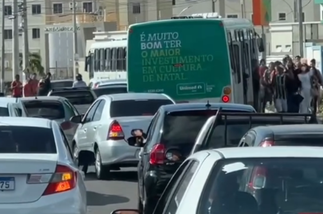 Mulher é socorrida após desmaiar em ônibus de natal | notícias do rio grande do norte Passageiros saem de ônibus após mulher desmaiar dentro do veículo. Foto: Reprodução.