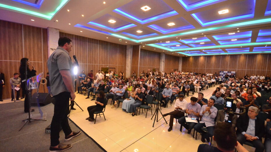 Styvenson abraça a classe política de olho em sua reeleição em 2026 | notícias do rio grande do norte Senador Styvenson Valentim (Podemos) durante evento no hotel Holliday Inn reunindo dezenas de prefeitos - Foto: José Aldenir / Agora RN
